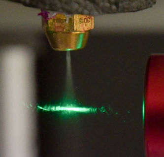 Mesure de la durée de vie de la fluorescence dans un spray à l’aide d’un objectif de microscope
