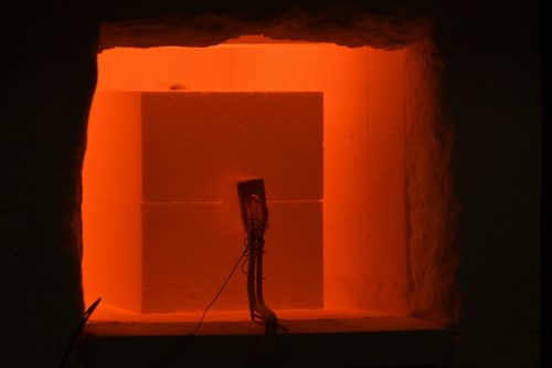 Dispositif de mesure par fil chaud parallèle au sein du four à 1000°C.