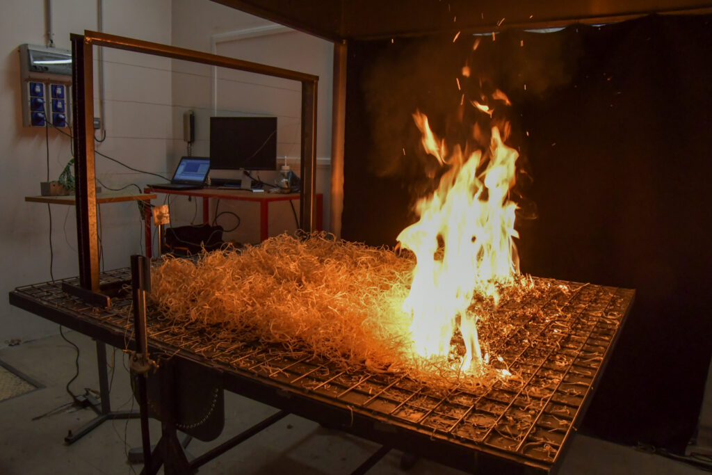 Expérimentation sur les feux de végétation. Expérience faite sur de la frisure de bois.