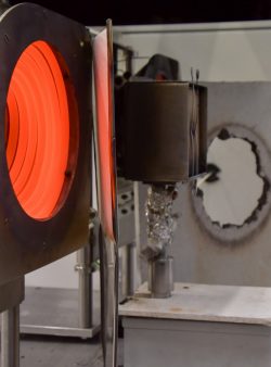 Échantillon de bois soumis à un flux thermique donné par le cône calorimètre